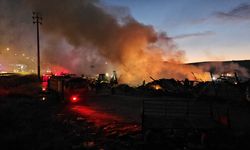 Alevlerin kuşattığı Çorum: Geri Dönüşüm tesisinde korkutan yangın söndürüldü!