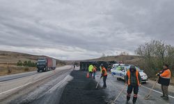 Tonlarca kömür yola saçıldı: Kömür yüklü tır devrildi, Çorum-Alaca yolu trafiğe kapandı
