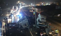 Kırıkkale-Çorum yolunda korkunç kaza! Trafo yüklü tır aydınlatma direğine çarptı: Baba ve oğlu yaralandı