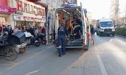Gazi Caddesi'nde korkutan kaza: Motosiklet ve otomobil çarpıştı!