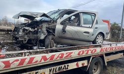 Çarşamba'da ağaca çarpan otomobilin sürücüsü yaralandı