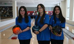 Eğlenmeye gittikleri salonda bowling sporcusu oldular