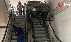 AVM’de dehşet anları: Otomobille yürüyen merdivene daldı