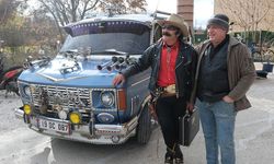 Çorumlu Kovboy Türkiye’nin her yerine antikalarla süslediği 50 yıllık arabasıyla gidiyor
