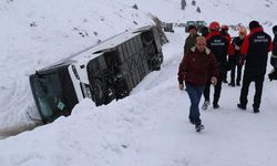 Kar yağdı, kaza haberleri peş peşe geliyor! Sivas'ta otobüs devrildi: 20 yaralı