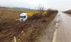 Kaygan yolda kontrolü kaybetti: Amasya - Çorum yolunda tır kazası!