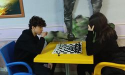 Beyinlerin düellosu: Ömer Derindere Lisesi'nde satranç turnuvası