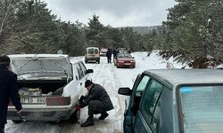 Kastamonu'nun bu ilçesinde kar yağışı sonucu sürücüler yolda kaldı!