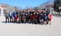 Amasya'da polisler ve öğrenciler futbol maçı yaptı