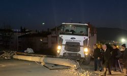 Karabük'te çöp kamyonun çarptığı beton elektrik direği devrildi