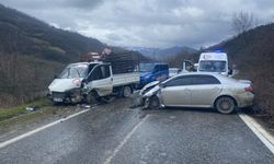 Samsun'da kamyonet ile otomobilin çarpıştığı kazada 4 kişi yaralandı