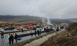 Çorum-Samsun yolunda facia: Otobüs kamyona çarptı, 2 ölü 5 yaralı