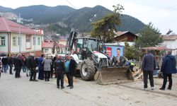 Artvin'de freni boşalan iş makinesi pazardaki tezgah ve araçlara çarparak durabildi