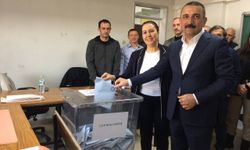 Zonguldak Valisi Hacıbektaşoğlu ile Belediye Başkanı Alan, oyunu kullandı