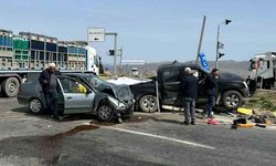 Kırıkkale’de otomobil ile pikap çarpıştı: 3 yaralı