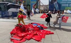 Türk bayrakları yere serildi, CHP sert tepki gösterdi
