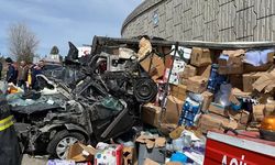 Çankırı'da can pazarı! TIR otomobilin üzerine devrildi: 4 kişi hayatını kaybetti, 2'si polis 3 kişi yaralandı