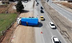 Kırıkkale-Çorum yolunda kamyon devrildi, sürücü şans eseri kurtuldu!