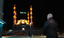 Akşemseddin Caminin minareleri dijital mesajlarla aydınlandı