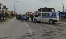 Sungurlu-Çorum yolunda feci kaza: Otomobil ve minibüs çarpıştı, 4 yaralı!