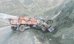 Feci kaza: Traktör devrildi, sürücü altında kaldı