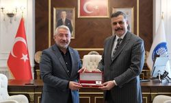 Erzurum Valisi Mustafa Çiftçi, Çorum'da Belediye Başkanı Aşgın'ı kutladı