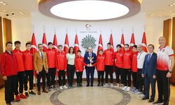 Çorum Valisi, Türkiye Şampiyonu Voleybol takımını kutladı!