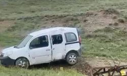 Alaca'da korkutan trafik kazası: Hafif ticari araç elektrik direğine çarptı, 2 yaralı