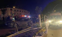 Düzce'de aydınlatma direğine çarpan otomobildeki 2 kişi yaralandı