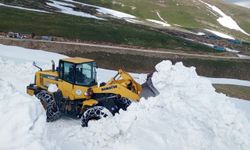 Trabzon'un yüksek rakımlı bölgelerinde karla mücadele çalışması sürüyor