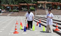 Vatandaşlar hazırlanan parkurda görme engellilerin yaşadıkları zorlukları deneyimledi