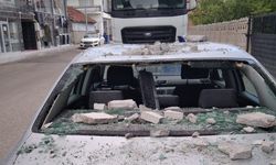 Alaca'da faciadan dönüldü: Apartmandan kopan beton parçaları aracın üzerine düştü