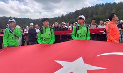 Çorum'da gençlik yürüyüşü: 60 metrelik bayrakla 4 kilometrelik yürüyüş