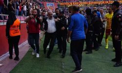 Kayserispor Başkanı maçta sahaya daldı, Halil Umut Meler'in üzerine yürüdü!
