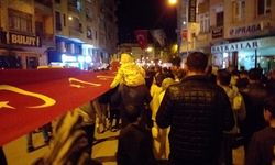 Çorum'da 100 metrelik Türk Bayrağı ile  "fener alayı" yürüyüşü