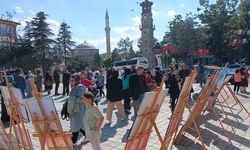 Atatürk Meydanı’nda sanat fırtınası: Gençlerden muhteşem Resim Sergisi