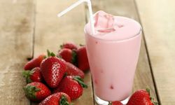 Sıcak yaz günlerinin serinletici lezzeti: Çilekli Milkshake tarifi