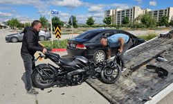 Çorum'da yürekleri ağza getiren trafik kazası: Motosiklet hurdaya döndü, sürücü yaralandı