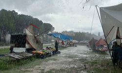 Osmancık'ta fırtına pazarcıları vurdu: Şemsiyeler uçtu, yollar göle döndü