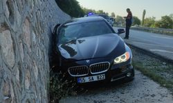 Amasya'da otomobil istinat duvarına çarptı, 1 kişi öldü, 4 kişi yaralandı