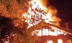 Boyabat'ta çıkan yangında iki katlı ahşap bina yandı