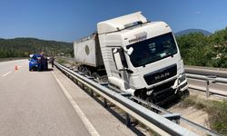 Karabük'te bariyere çarpan tırın sürücüsü yaralandı