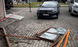 Karabük'te rüzgar nedeniyle yerinden çıkan pencerenin düşme anı araç kamerasında