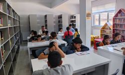 Oğuzlar Belediye Başkanı Mustafa Cebeci öğrencilerle kitap okudu.