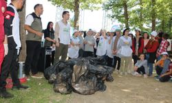 Samsun'da kaymakam ve öğrenciler çöp topladı