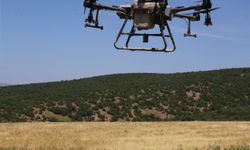 Tokat'ta dron alan çiftçi kendisinin ve diğer çiftçilerin ekili alanlarını ilaçlıyor