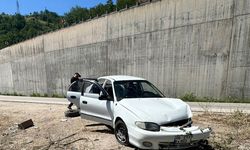 Tokat'ta istinat duvarına çarpan otomobildeki 3 kişi yaralandı