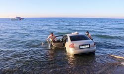 Trabzon'da denize düşen otomobilin sürücüsünü vatandaşlar kurtardı
