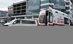 Trabzon'da hafif ticari araçla çarpışan motosikletteki 2 kişi yaralandı