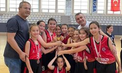 19 Mayıs İlkokulu çifte şampiyon: Hem kızlar hem erkekler kategorisinde birinci oldular